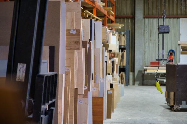 Holz Keller Lager mit Holzprodukten